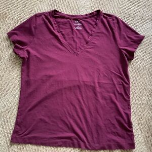 Banana Republic Women's V-Neck Short Sleeve Tee in Wine